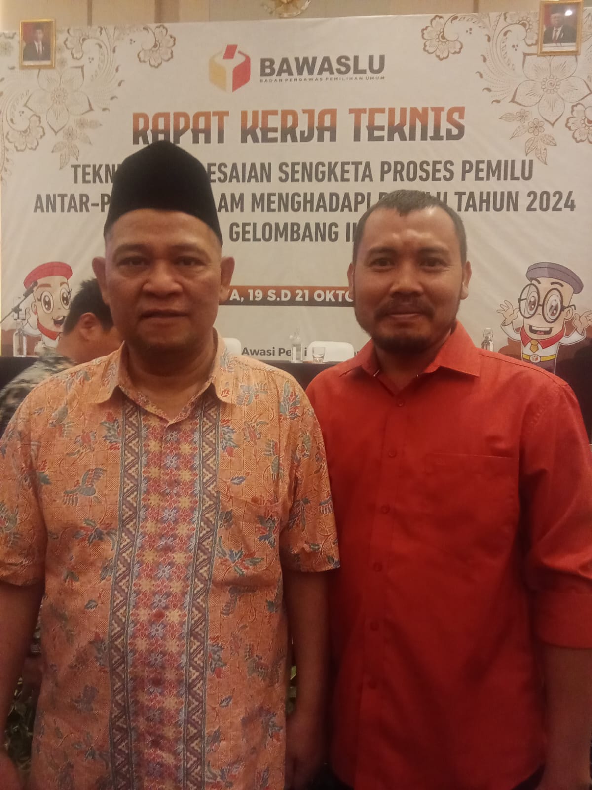 Indra, SH.,MH (Baju Merah) Kordiv Hukum dan Penyelesaian Sengketa Bawaslu Kabupaten Indragiri Hilir