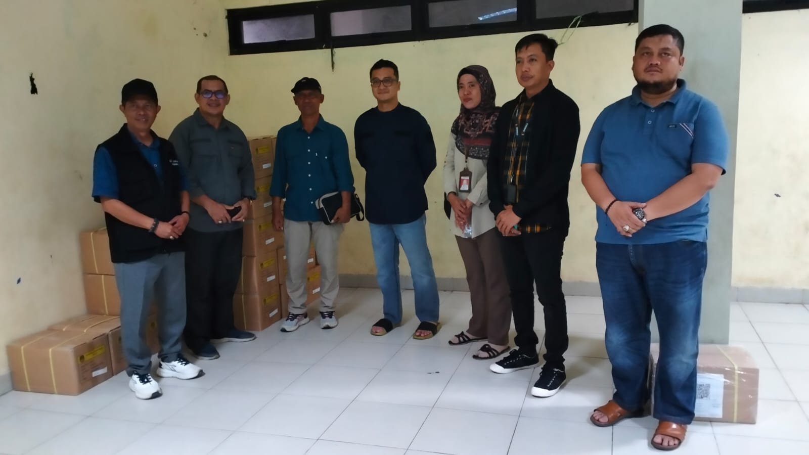 Pimpinan Bawaslu Indragiri Hilir sedang melakukan Pengawasan Langsung terhadap Proses Pelipatan Surat Suara