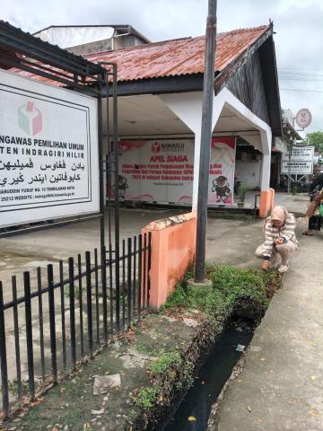 Gotong Royong di Halaman Bawaslu Kabupaten Indragiri Hilir