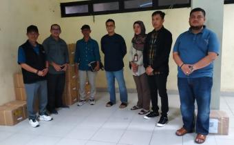 Pimpinan Bawaslu Indragiri Hilir sedang melakukan Pengawasan Langsung terhadap Proses Pelipatan Surat Suara